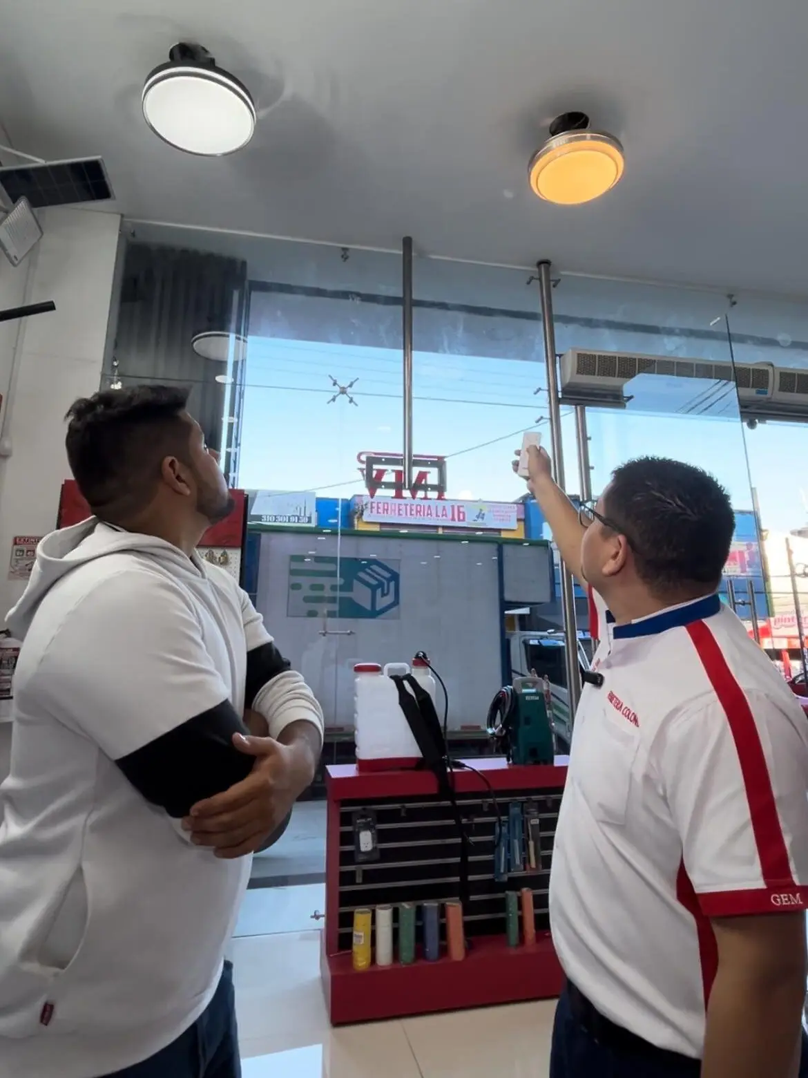 En esta imagen se mostrams como nuestros asesores de ventas tienen la mejor disposicion de ofrecer los productos a nuestros clientes