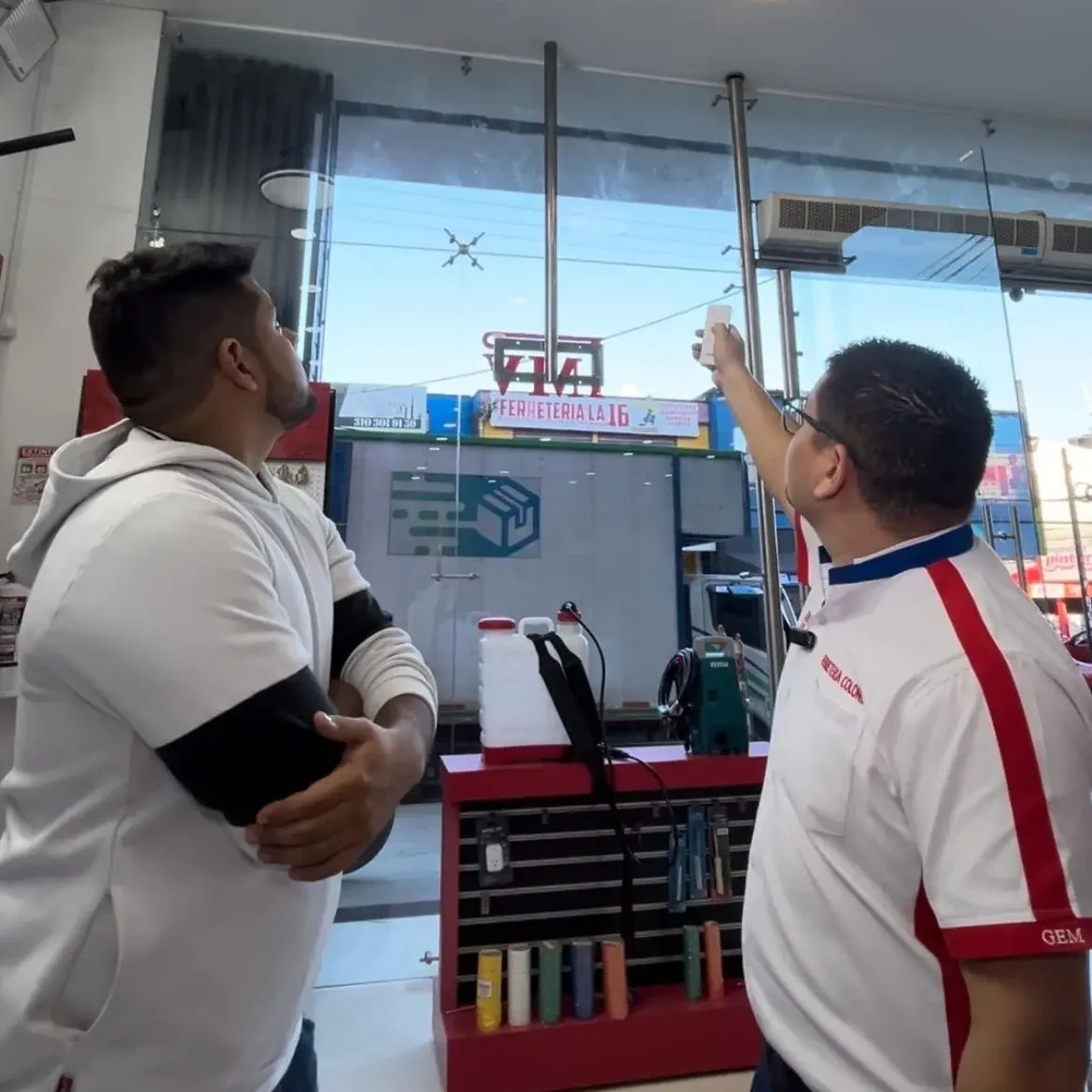 Nuestra Visión se basa en el proyecto de mejroar cada dia, de superarnos como equipo y aumentar las fronteras de nuestros alcances, llevando a nuevos rincones nuestro lema: "Precio, Calidad y Confianza".